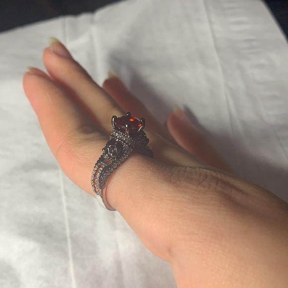 Skull ring with red white diamonds silver black red engagement unisex never used - Picture 5 of 8